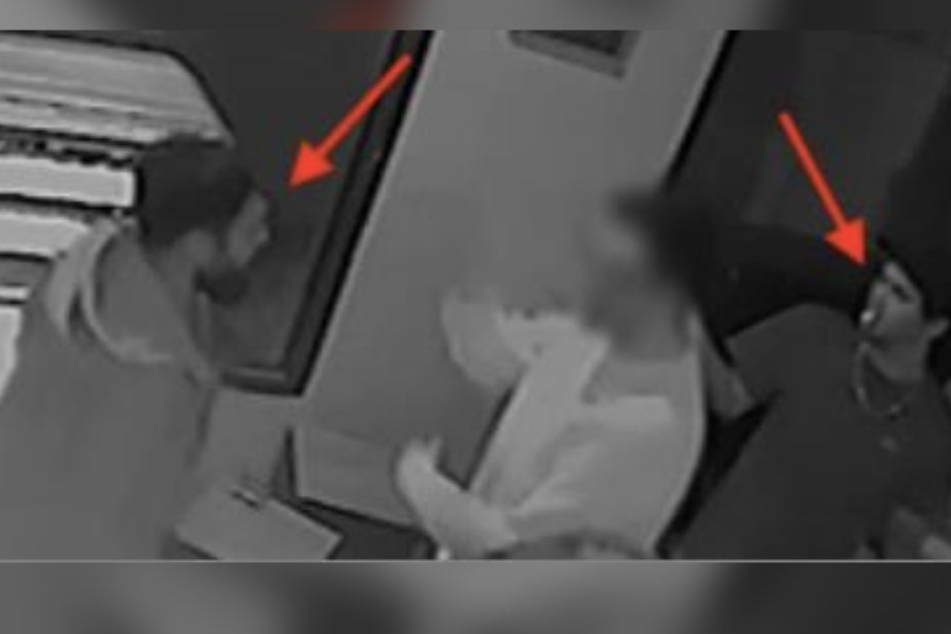 Der eine trägt einen Kapuzenpullover (links), der andere ein T-Shit (rechts) - nun sucht die Polizei nach ihnen.