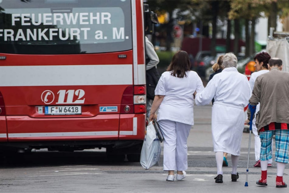 Patienten des Bürgerhospitals werden in Sicherheit gebracht.