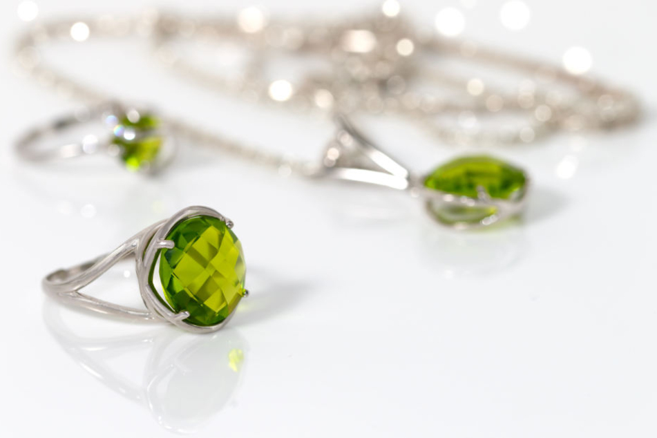 So sieht ein Peridot aus, wenn er zu Schmuck verarbeitet wurde.