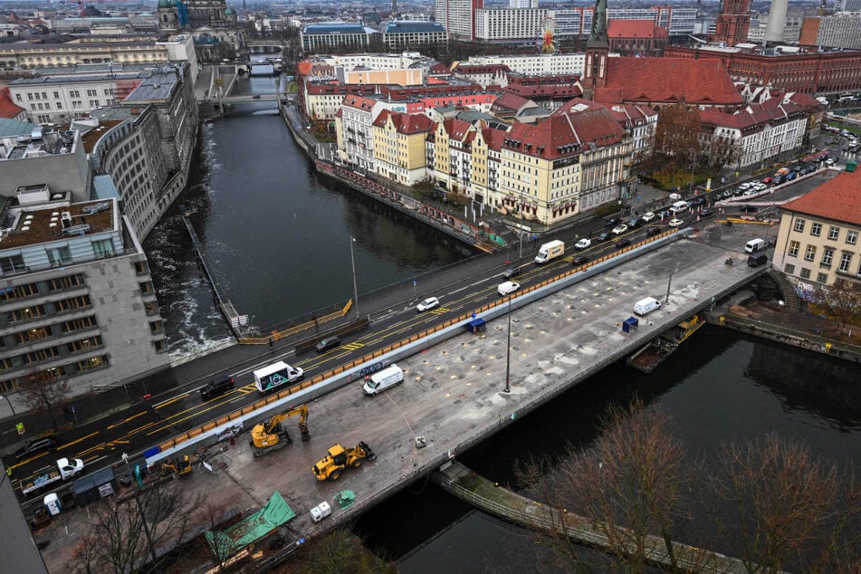 Die dringend notwendigen Bauarbeiten an der Mühlendammbrücke wirken sich ab dem kommenden Montag auch auf den Schiffsverkehr aus.