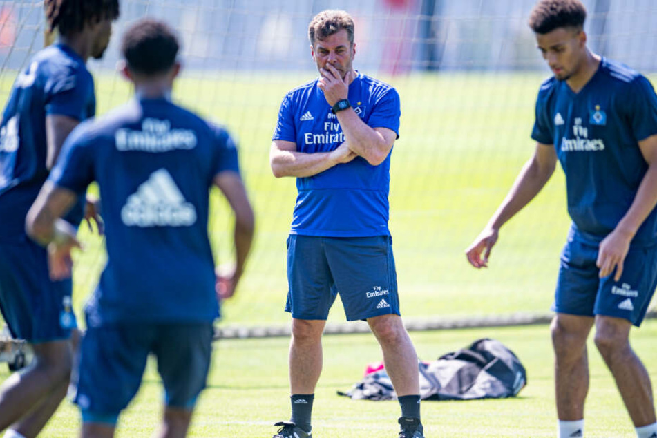 Trainer Dieter Hecking (Mitte) reist mit den HSV-Spielern ins Trainingslager.