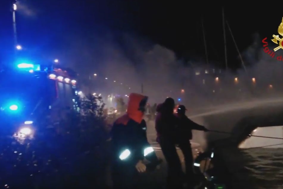 Die Feuerwehr tat alles menschenmögliche, um die Urlauber aus den Kabinen zu befreien.