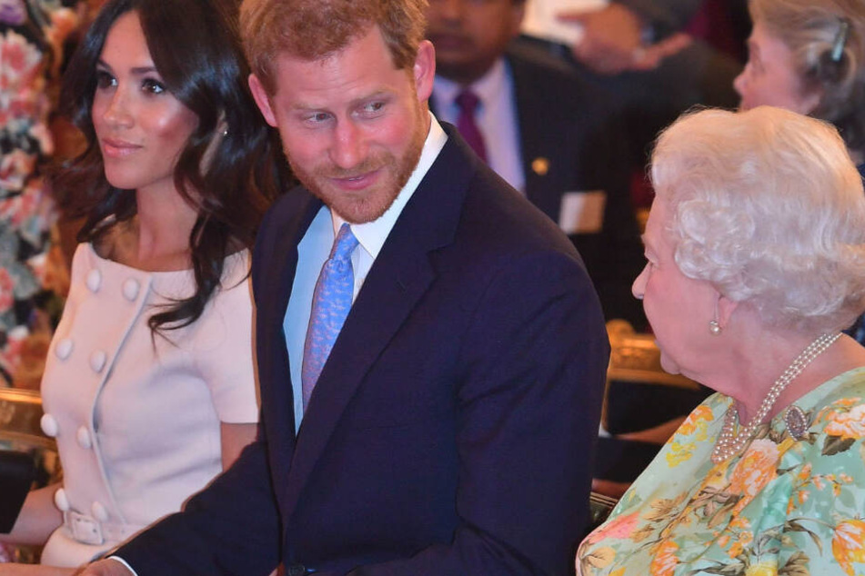 Die britische Königin Elizabeth II. (re.) wird in diesem Jahr Weihnachten ohne ihren geiebten Enkel, Prinz Harry, und dessen Ehefrau Meghan feiern müssen.