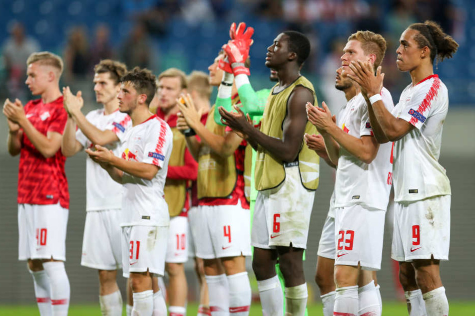 Die Mannschaft holt sich bei den Fans einen Applaus für eine insgesamt enttäuschende Leistung. Einige der Spieler sollen sich vor dem Spiel unprofessionell verhalten haben.