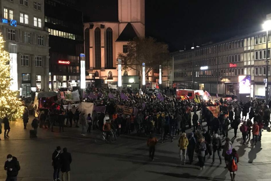 Hunderte Demonstrantinnen haben sich auf dem Vorplatz des Kölner Hauptbahnhofs versammelt.