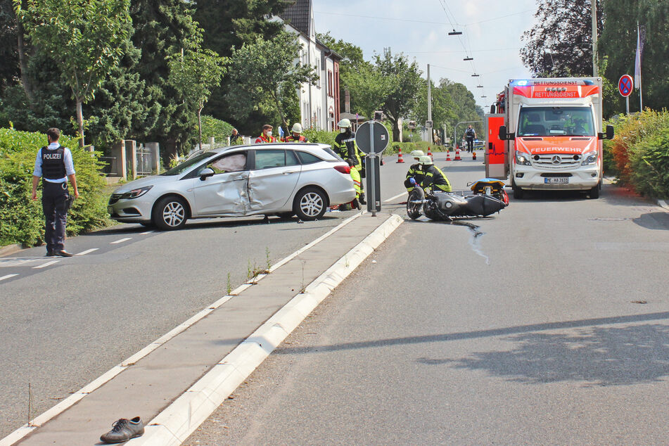 Einsatzkräfte von Polizei und Feuerwehr sperrten den Unfallbereich ab. Die Fahrzeuge mussten abgeschleppt werden.