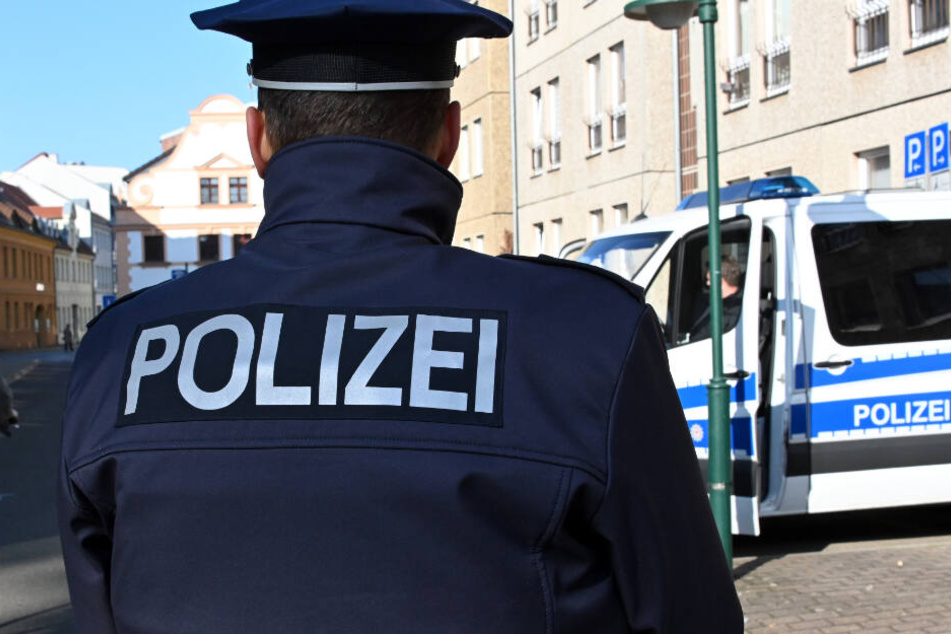 Die Polizei bittet um Hilfe bei der Suche nach den flüchtigen Personen. (Symbolbild)
