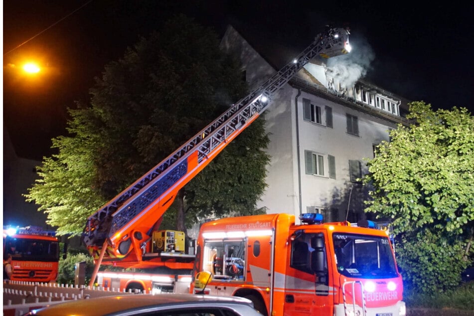 Stuttgart: Hohe Flammen dringen aus Dachstuhl in Stuttgart: Ein Verletzter
