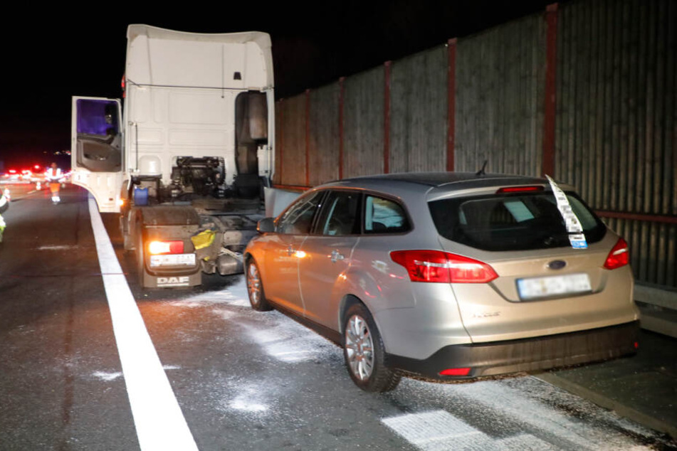 Der Ford war am Sonntag auf eine LKW-Zugmaschine aufgefahren.
