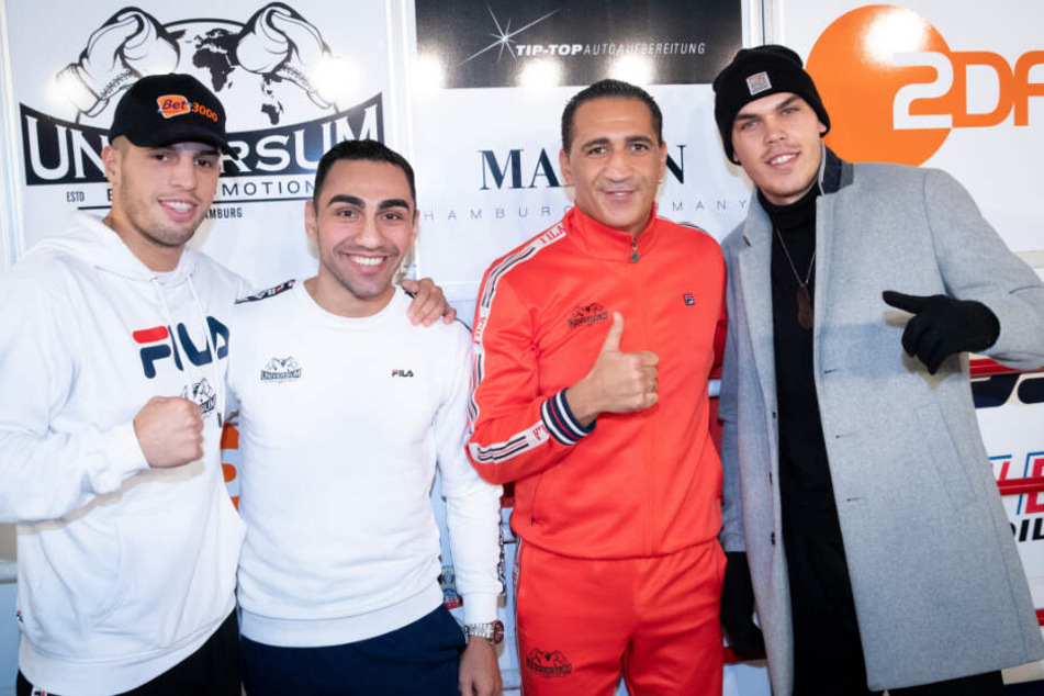 Ismail Özen-Otto (2.v.r), Promoter Universum Box Promotion, und die Boxer (l-r) Toni Kraft, Artem Harutyunyan und Leon Bauer stehen nach einer Pressekonferenz im Box-Gym Universum zusammen.