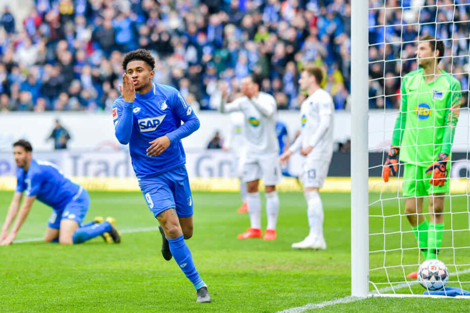 Hoffenheims Torschütze Reiss Nelson (l) jubelt über das Tor zum 2:0.