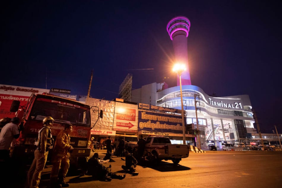 Thailändische Polizisten vor dem Einkaufszentrum Terminal 21.