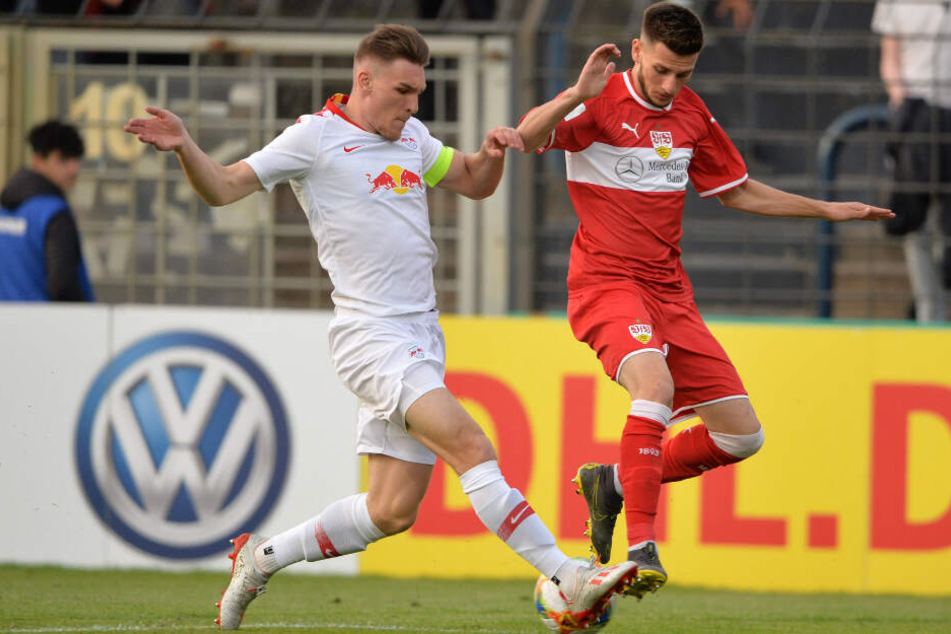 Mai 2019: Leon Dajaku (rechts) im Duell mit Niclas Stierlin von RB Leipzig.