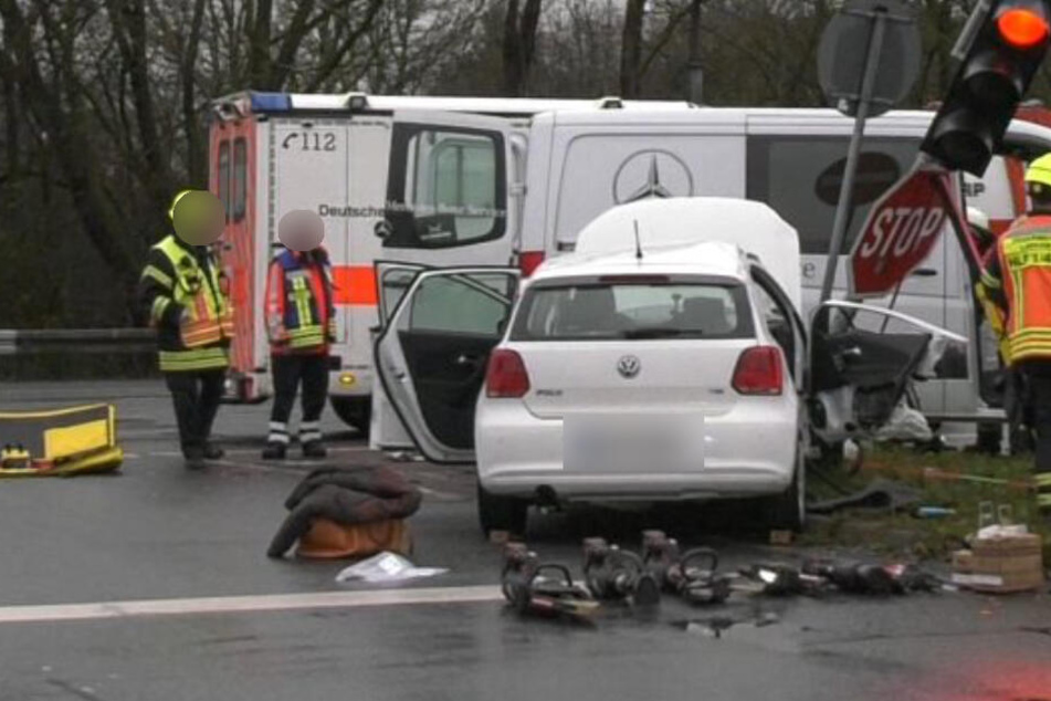 Durch den Zusammenstoß wurde der VW Polo gegen Ampel und Straßenschilder gedrückt.