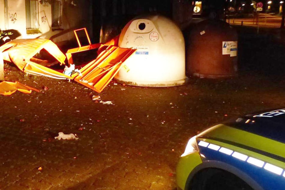 Unbekannte Täter haben am Donnerstagmorgen einen Container gesprengt.