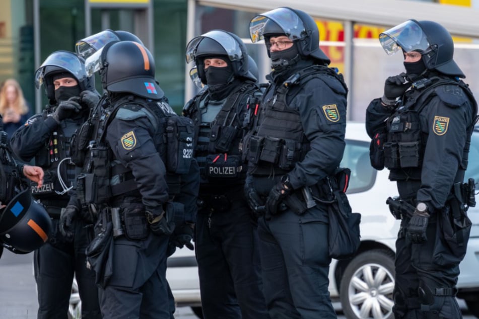 Dutzende Polizisten rückten aus, um die Lage unter Kontrolle zu bringen.