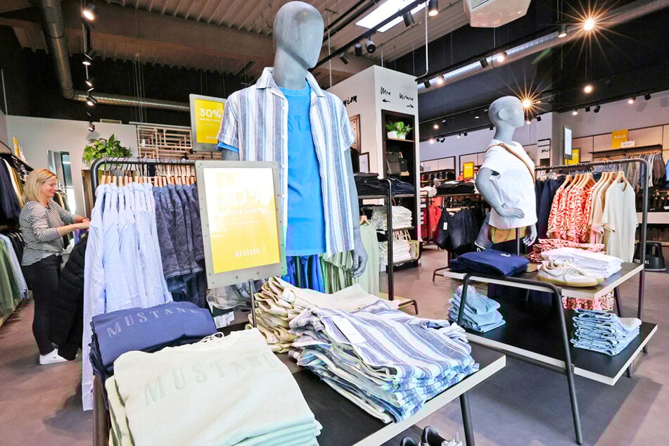 Am Shopping-Sonntag (27.7.) in den Marken-Outlets Schwarzheide-Mitte warten heiße SUMMER SALE-Schnäppchen.