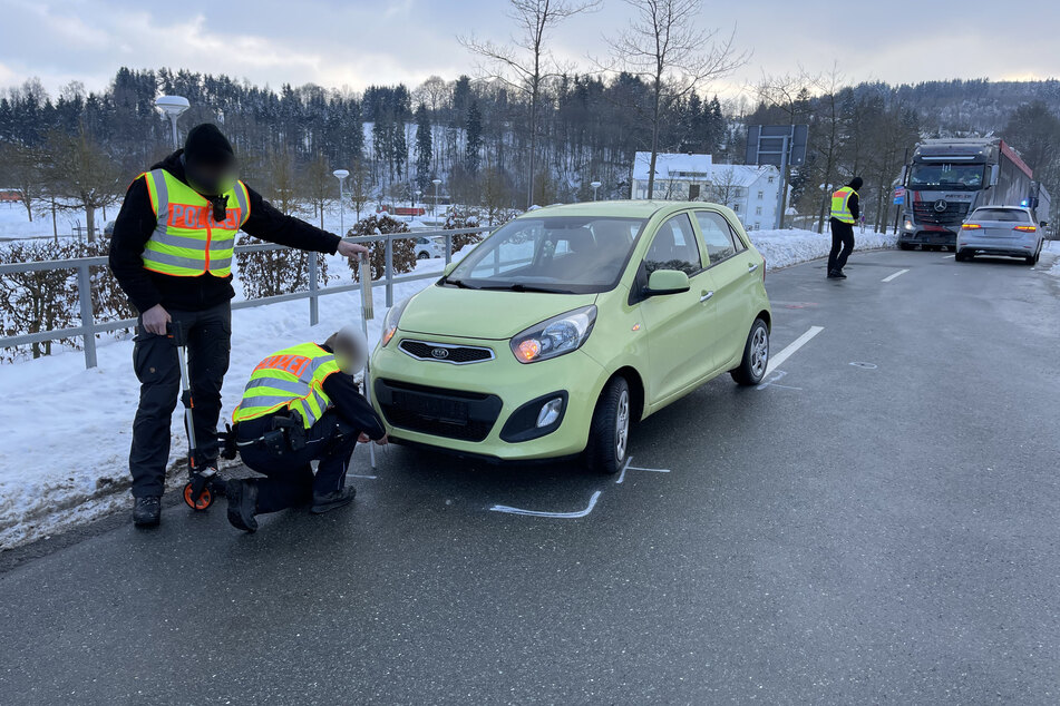 Ein Mädchen (3) wurde am Freitagnachmittag vor einer Kita in Hirschberg von einem Auto erfasst.