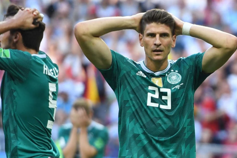 Nach der Schlappe gegen Südkorea: Mario Gomez schaut entgeistert.