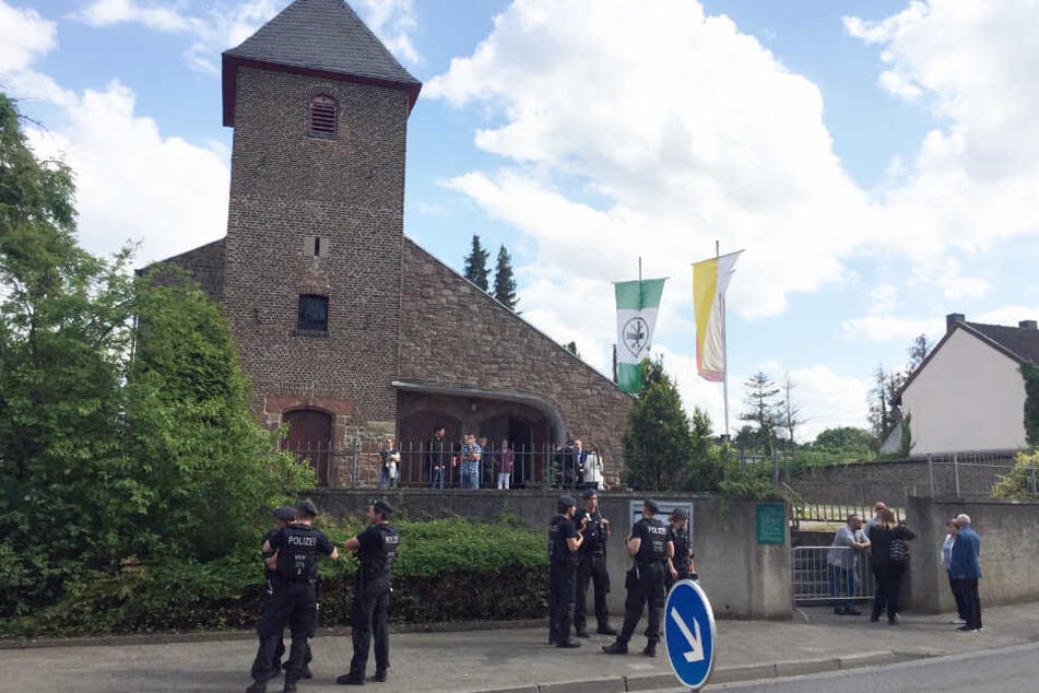 Drei Strafanzeigen bei Abschied von St. Lambertus am Tagebau Hambach