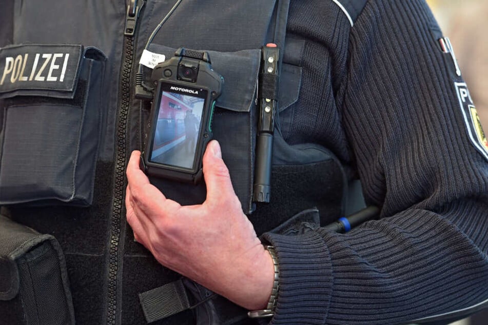 Diese Bodycams tragen die Beamten ab sofort mit sich herum.