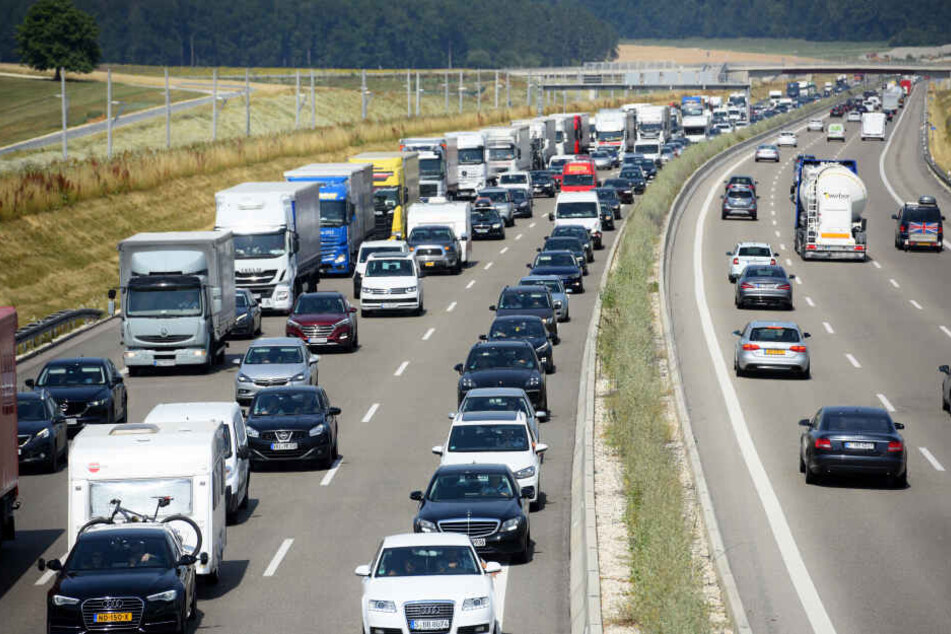 Bei Überholmanöver auf der A8 bei Augsburg löste einen heftigen Streit aus. (Symbolbild)