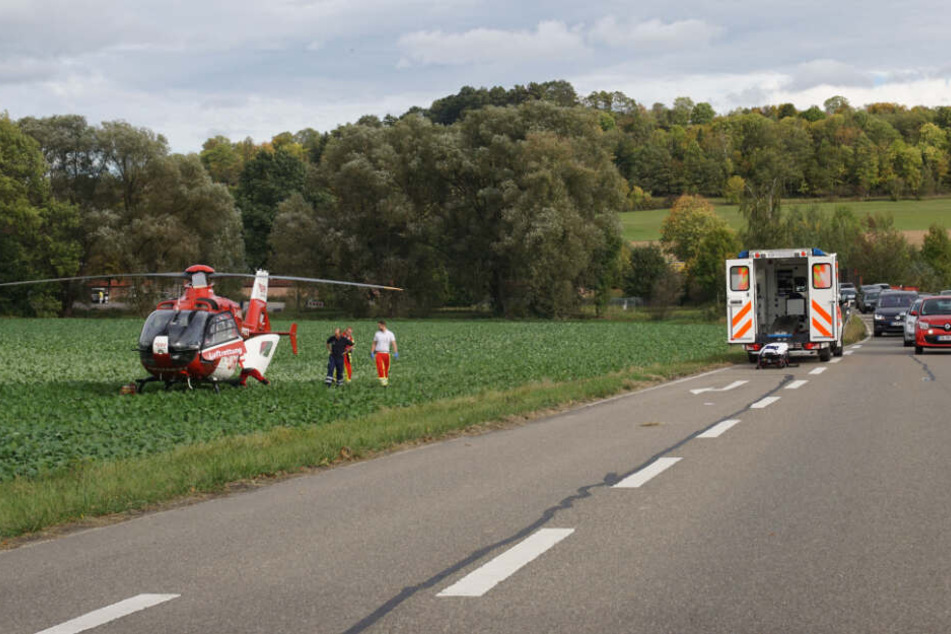 Der 49-jährige Motorrad-Fahrer wird mit dem Rettungshubschrauber in die geflogen.