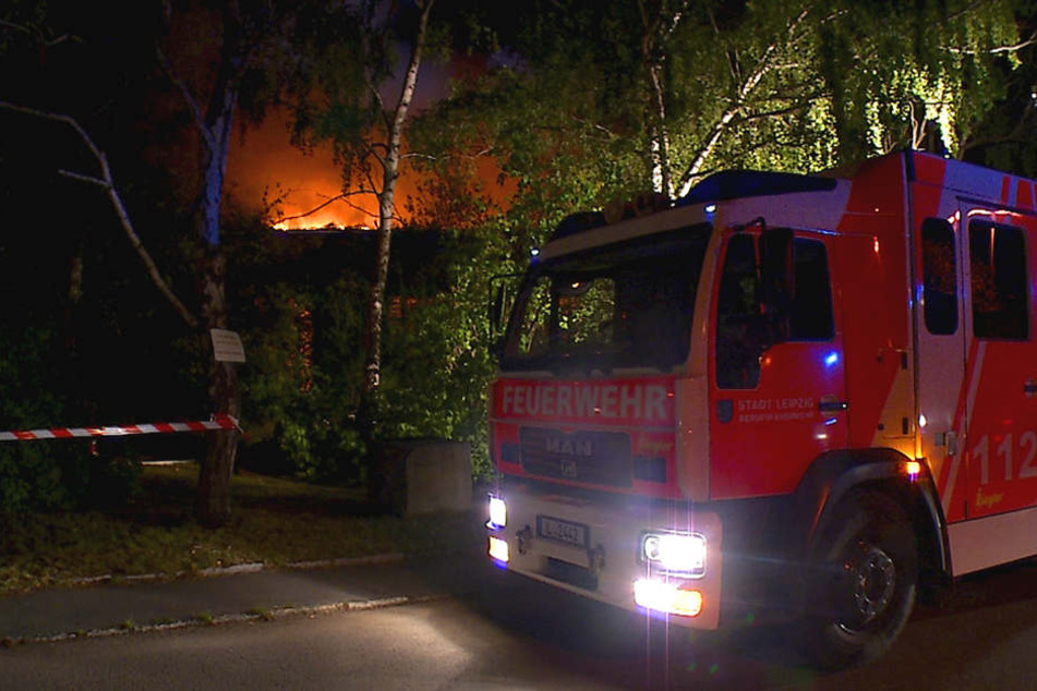 In Leipzig-Engelsdorf brannte in der Nacht zum Freitag ein ehemaliger Lokschuppen aus.