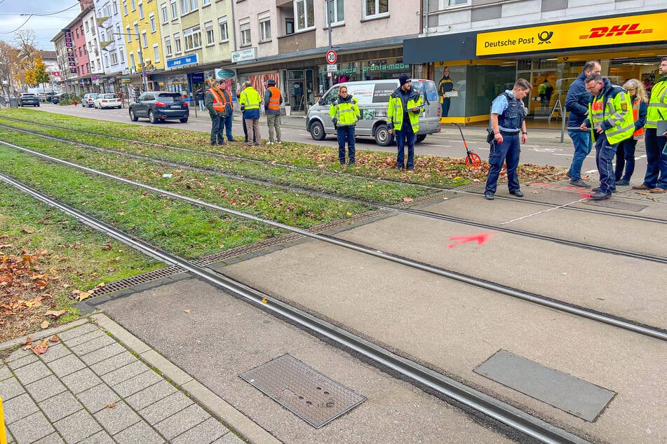 Der Straßenbahnverkehr musste im Bereich der Rheinstraße zeitweise in beide Richtungen gesperrt werden.