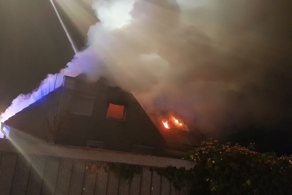 Das Feuer in dem Wohnhaus in Düren dehnte sich vom Dachstuhl aus.