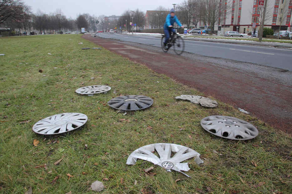 In Wurfweite zum Schlagloch ist dieser Radkappen-Friedhof entstanden.