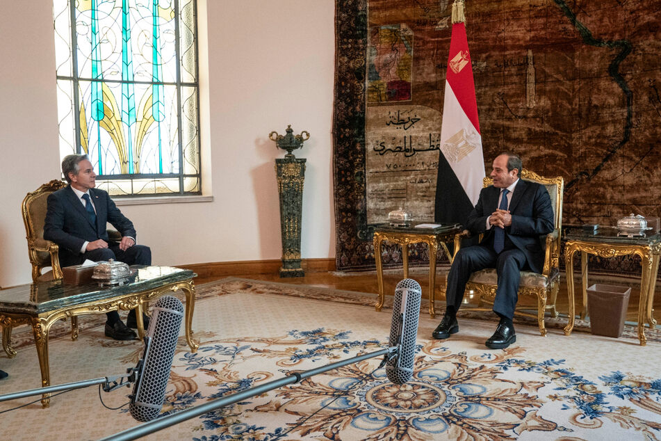 US-Außenminister Antony Blinken (61, l.) trifft sich mit Abdel Fatah El-Sisi (68), Präsident von Ägypten, im Al-Ittihadiya-Palast.
