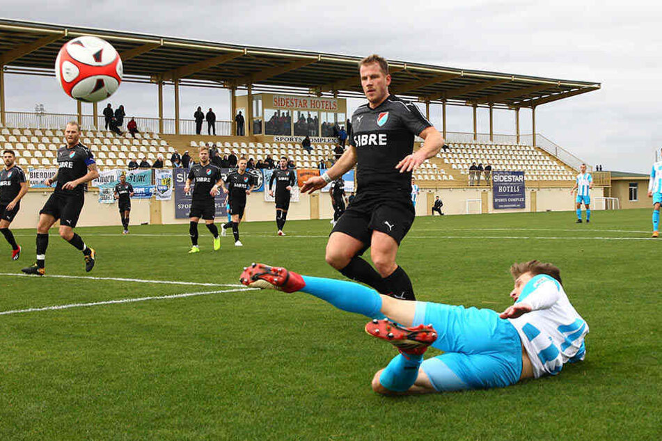 Innenverteidiger Michael Blum (am Boden) konnte sich in dieser Saison bislang hauptsächlich in Testspielen zeigen. Hier klärt er gegen Daniel Reith (TSV Steinbach). Rückt Blum gegen Bautzen für Niklas Hoheneder ins Team, ist es sein neunter Regionalliga-E