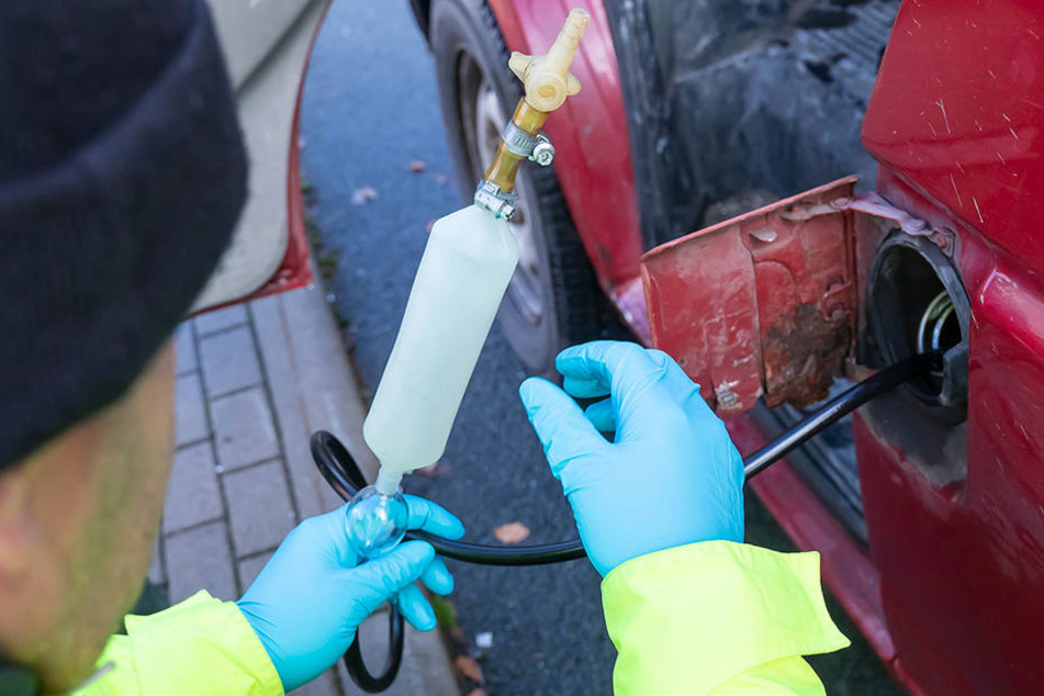 Tank-Test: Auch die Suche nach gepanschtem Diesel gehörte zur Kontrolle.