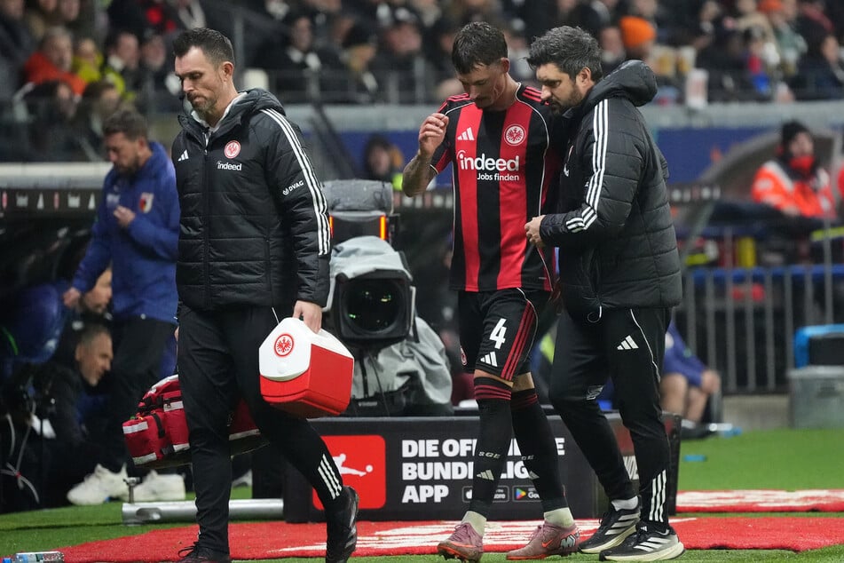 Robin Koch (2.v.r.) humpelt vom Platz. Ob er am nächsten Spieltag auflaufen kann, ist fraglich.
