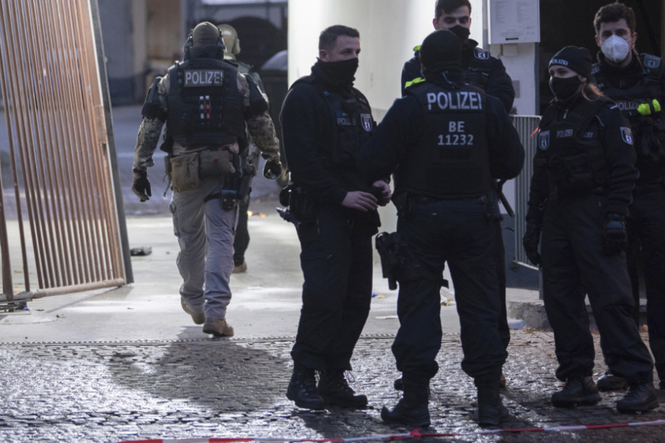 Mehrere Polizeibeamte und das SEK rückten zum Einsatz nach Bretten aus. (Symbolbild)