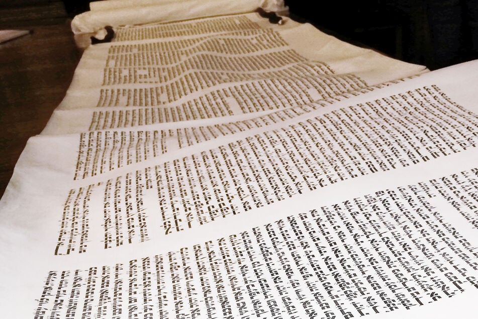 Nach über 83 Jahren sind Teile einer verloren geglaubten Torah-Rolle aus der Görlitzer Synagoge wieder aufgetaucht. Bisher wurde angenommen, sie sei komplett verbrannt. Doch wo ist der Rest?