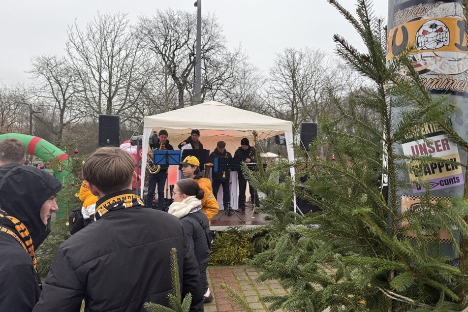 Beim sozialen Weihnachtsmarkt herrscht bereits guter Andrang. Auf der Bühne gibt es ein buntes Programm, gleich singt der Chor der Giraffenbande.