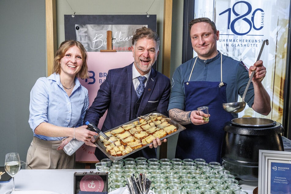 "Kochsternstunden"-Erfinder Clemens Lutz (M.) war mit seinem neuen Theaterkahn-Lokal "Brasserie Bateau" vor Ort.
