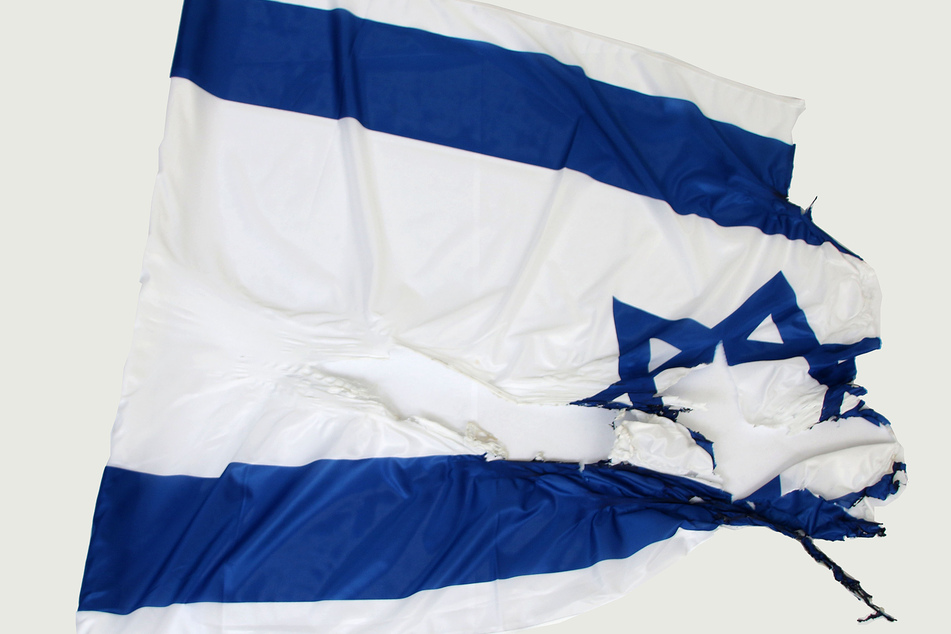 Am heutigen Donnerstagmorgen wurde die vermutlich angezündete Israel-Flagge von Mitarbeitern der Stadt Mainz entdeckt.
