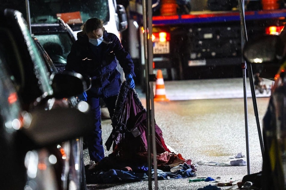 Nach einer tödlichen Messerattacke im Hagener Stadtteil Remberg sind Spuren am Tatort gesichert worden.