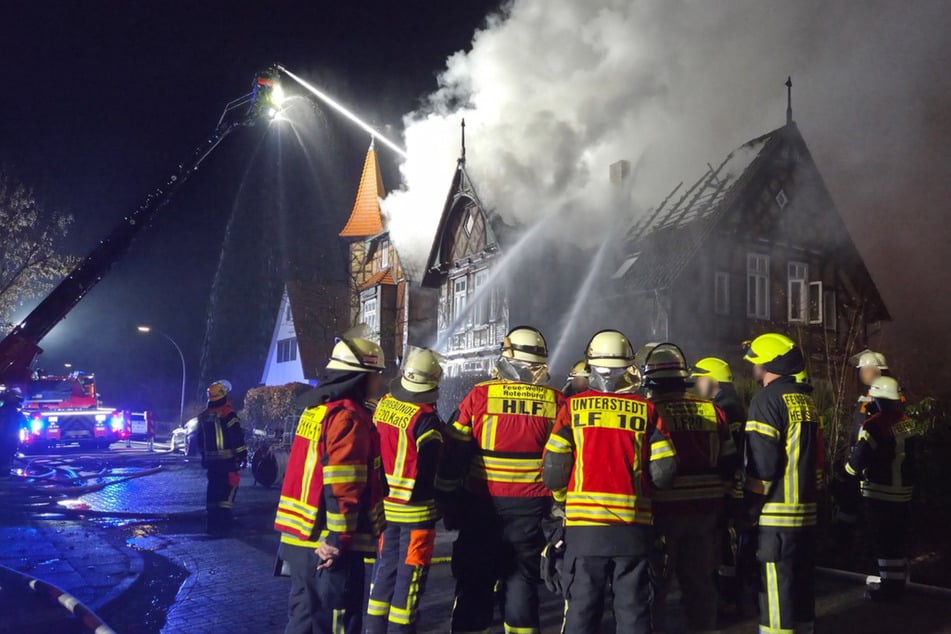 Die Führungskräfte der Feuerwehr beraten sich über das weitere Vorgehen.