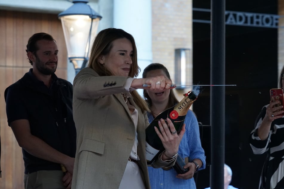 Traditionell wurde das Weinfest in den Hamburger Stadthöfen mit dem Köpfen einer Champagner-Flasche eröffnet.