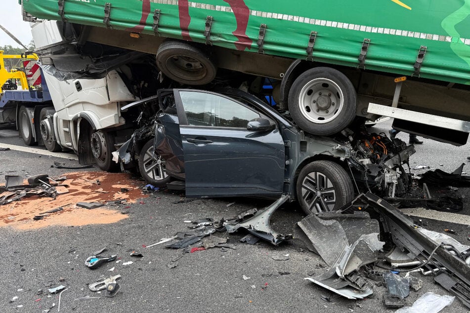 Mehrere Fahrzeuge kollidierten wegen eines Staus auf der A6. Darunter ein Auto, das dabei regelrecht unter einem Laster begraben wurde.