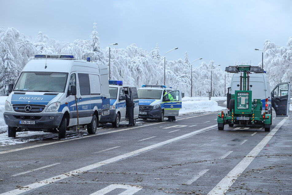 Mehrere Fahrzeuge der Bundespolizei stehen bereit! Ab Sonntag 0 Uhr wird am Grenzübergang Reitzenhain streng kontrolliert.
