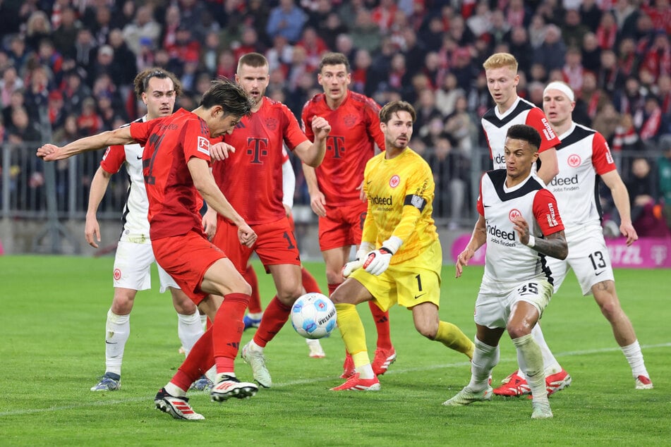 Der Japaner profitierte bei seinem Treffer von einem Fehler von SGE-Schlussmann Kevin Trapp (M.).