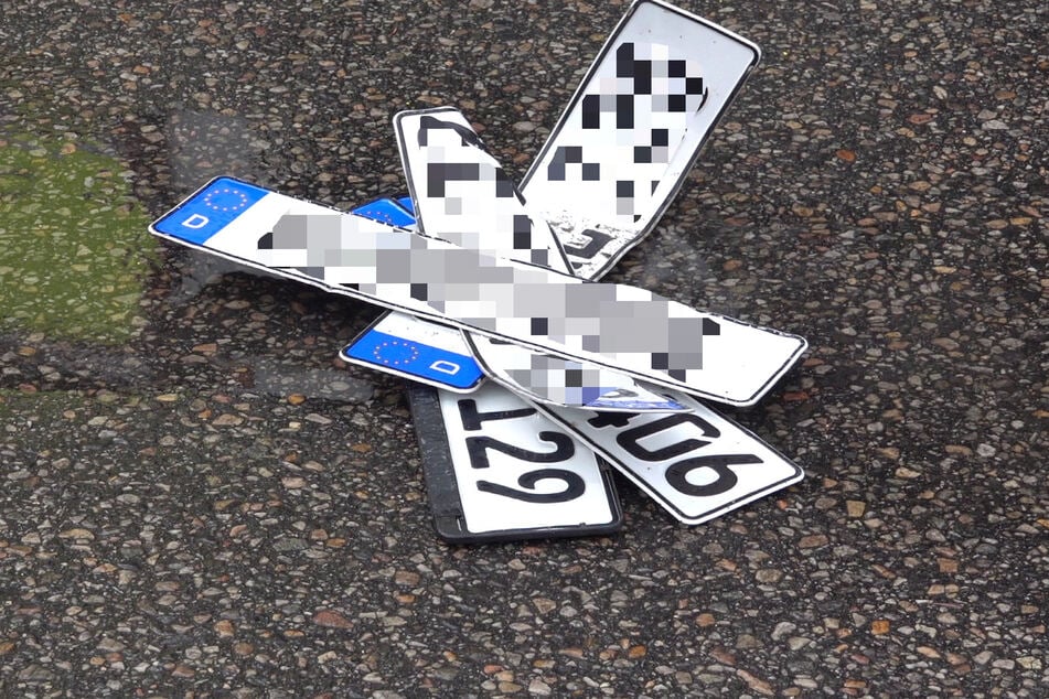 Am Dienstag verloren mehrere Autofahrer ihre Kennzeichen in der Riesenpfütze.