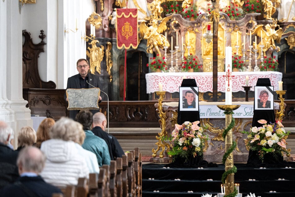 In Murnau herrschte nach der Tat Fassungslosigkeit. Für die beiden Soldaten wurde ein zweisprachiger Trauergottesdienst abgehalten.