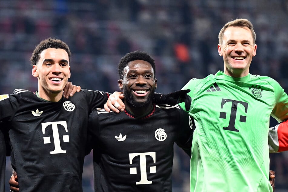 Jamal Musiala (22, l.) und Alphonso Davies (25, M.) mit Bayern-Torwart Manuel Neuer (39).