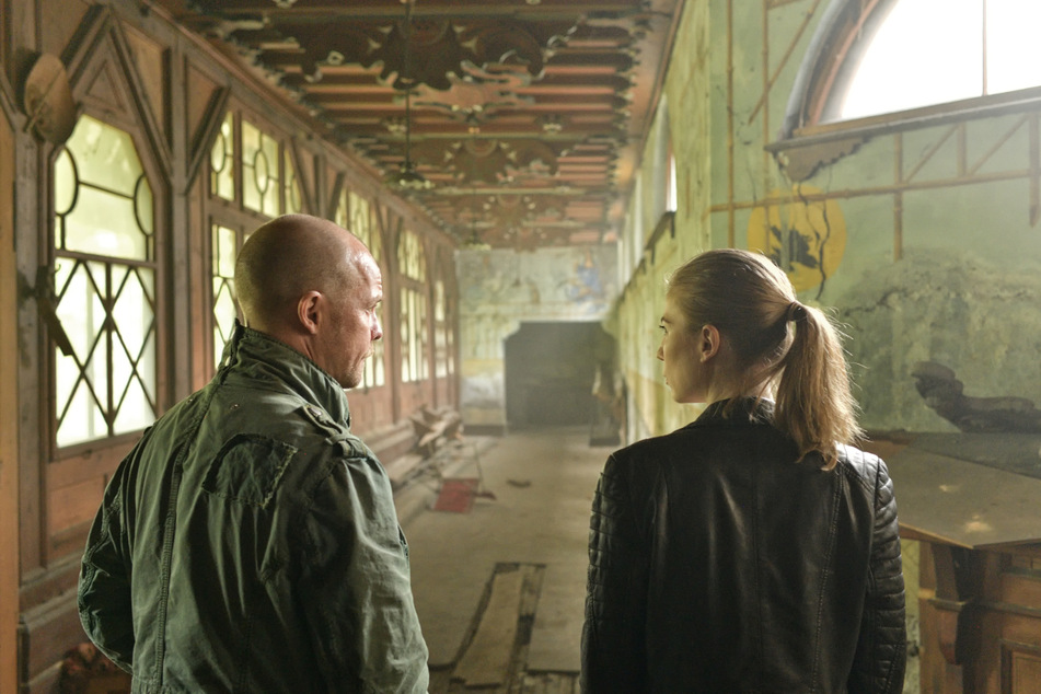Die Kommissare Hannah Zeiler (Nora Waldstätten) und Micha Oberländer (Matthias Koeberlin) sind auf Spurensuche in der alten Villa in einer Szene aus "Die Toten vom Bodensee - Der Wegspuk".